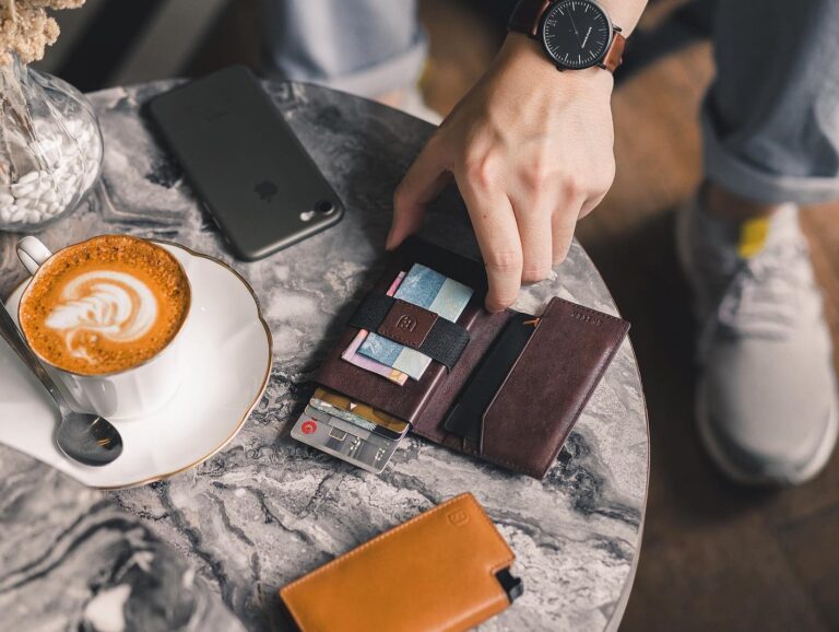 10 Best Pop Up Wallets For Men: Effective and Slim Styles in 2023