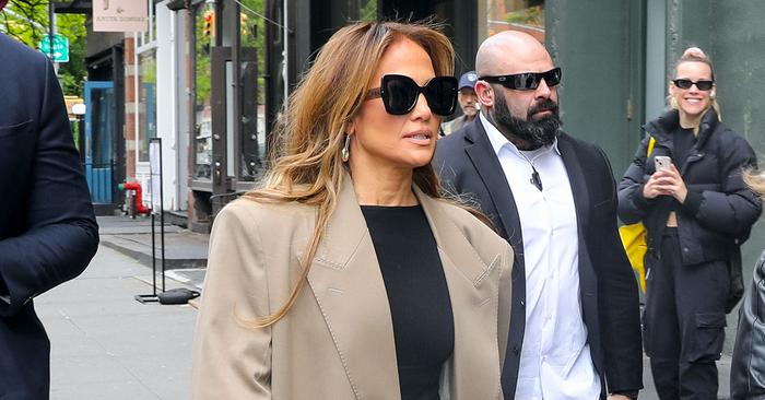 Jennifer Lopez Wore the Oversize-Clutch Bag Trend